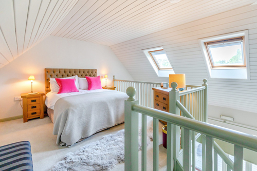 Kent Holiday Cottage for 2 with pool in the Kent Downs  