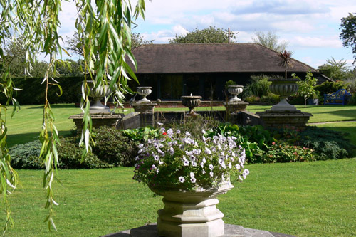 Kent holiday apartment for 2 with access to heated indoor pool near Faversham set high on the Kent Downs